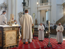 Diakonenweihe im Fuldaer Dom (Foto: Karl-Franz Thiede)